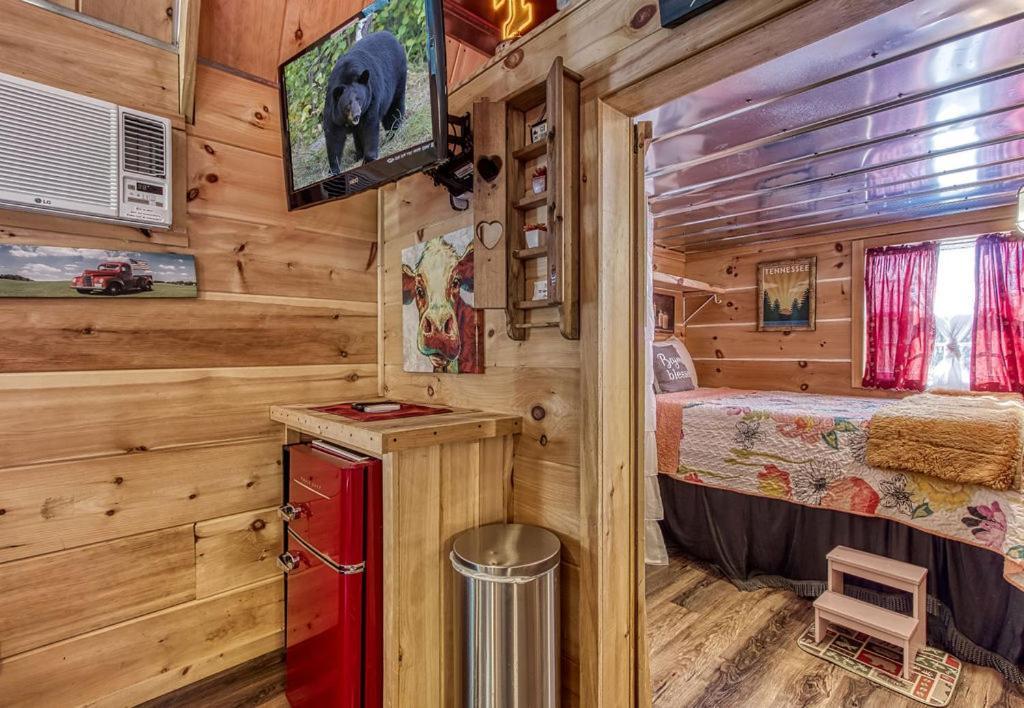 The Tiny Barn, 1089 Free Tickets Each Paid Day, Dollywood And More Sevierville Buitenkant foto
