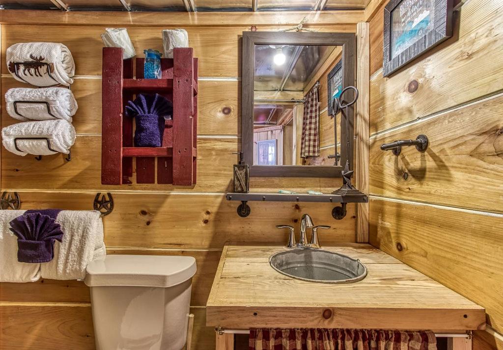The Tiny Barn, 1089 Free Tickets Each Paid Day, Dollywood And More Sevierville Buitenkant foto