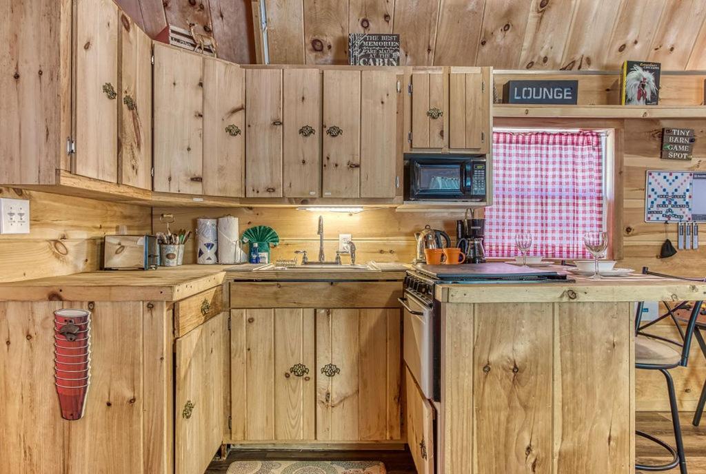 The Tiny Barn, 1089 Free Tickets Each Paid Day, Dollywood And More Sevierville Buitenkant foto